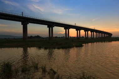 Günbatımı zamanı bir tren Köprüsü