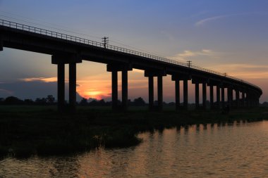 Günbatımı zamanı bir tren Köprüsü