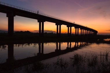 Günbatımı zamanı bir tren Köprüsü