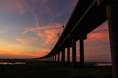 Günbatımı zamanı bir tren Köprüsü