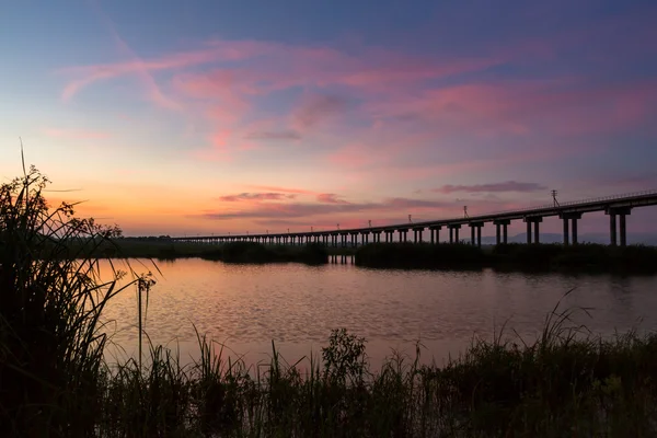 Uma ponte de comboio ao pôr-do-sol — Fotografia de Stock