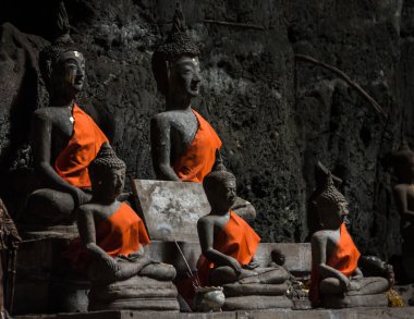 Buda bir mağara Tham Khao Luang Tapınak