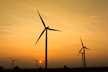 Rüzgar jeneratör çiftliği güneş doğarken