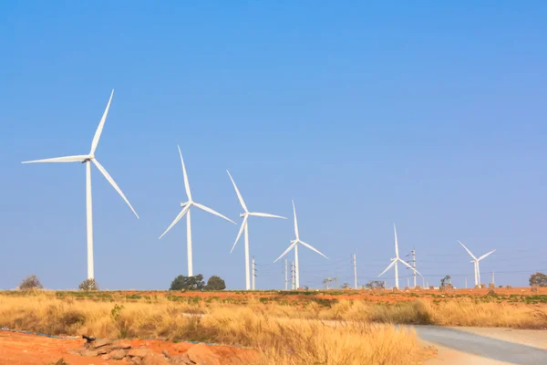 Die alternative Energie aus Windkraftanlagen — Stockfoto