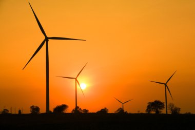 Rüzgar Türbini çiftliği gün batımında