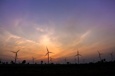 Rüzgar Türbini çiftliğinde alacakaranlık