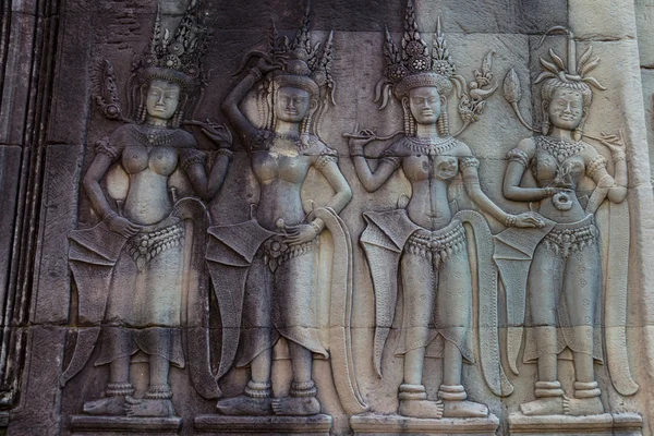 Apsaras an old Khmer art carvings on the wall in Angor Wat temple — Stock Photo, Image