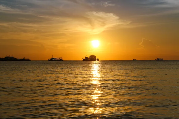 Tramonto sulla spiaggia con bel cielo — Foto Stock