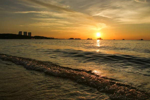 Tramonto sulla spiaggia con bel cielo — Foto Stock