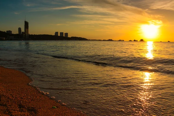 Naplemente a tengerparton, gyönyörű égbolttal — Stock Fotó