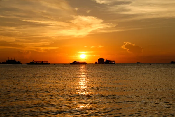 Tramonto sulla spiaggia con bel cielo — Foto Stock