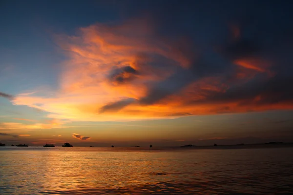 Tramonto sulla spiaggia con bel cielo — Foto Stock