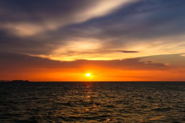 Sahilde gün batımı Güzel gökyüzü