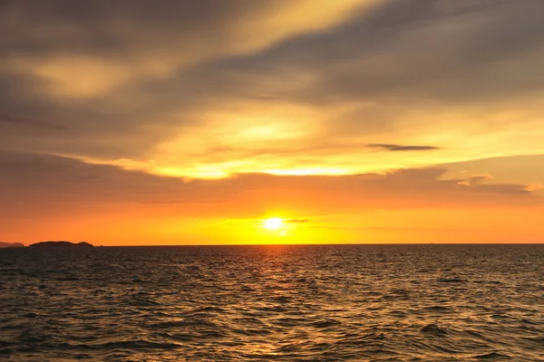 Sahilde gün batımı Güzel gökyüzü