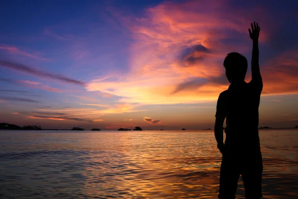Silhouette of Man naplementekor a tengerparton — Stock Fotó