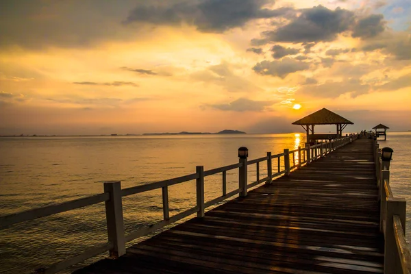 Landskap for trebru i havnen mellom solnedgang – stockfoto