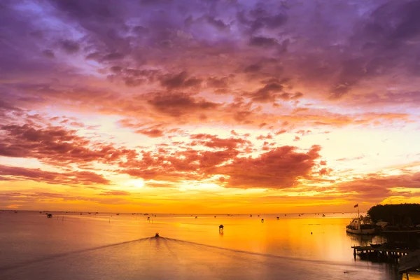 Схід сонця на пляжі з красивим небом — стокове фото