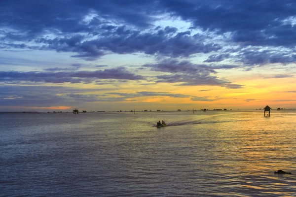 Alba sulla spiaggia con bel cielo — Foto Stock