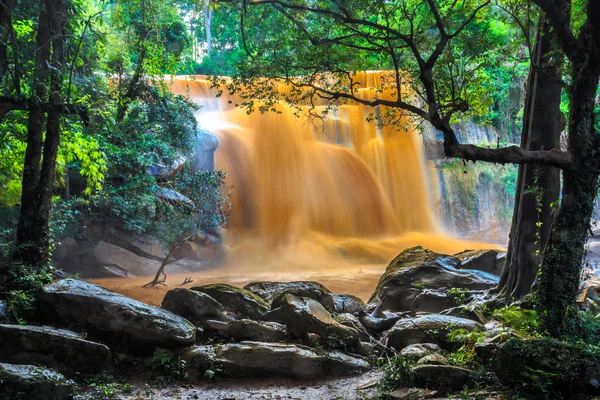 Orangener Wasserfall in Thailand — Stockfoto