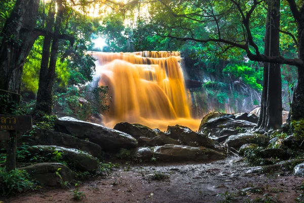 Orangener Wasserfall in Thailand — Stockfoto