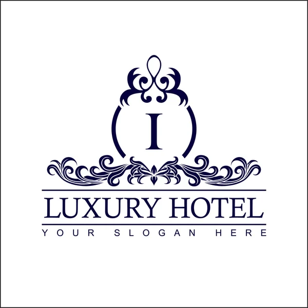 Szablon Logo luksus w wektor dla restauracji, Royalty, Boutique, Cafe, Hotel, Heraldic, biżuteria, moda i innych ilustracji wektorowych — Wektor stockowy