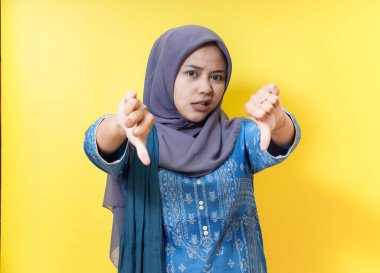 Başörtülü kadın sarı arkaplanı onaylamıyor.