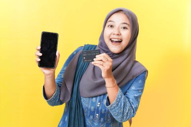 Sarı arka planda tesettürlü, tesettürlü, tesettürlü bir kadın..