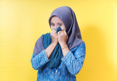 Sarıya sarılı tesettürlü mütevazı kadın.