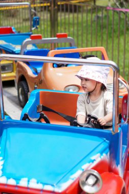 Lunaparkta oyuncak araba süren çocuk..