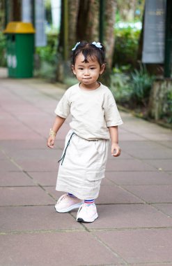 Yolda büyük giysili tatlı bir kız var..
