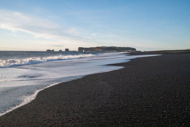 İzlanda 'da kıyı şeridi yansımaları İzlanda' da Kara Kum Sahili, Manzaralı seyahat, doğal dünya, kuzeyi keşfetmek, nefes kesici İzlanda, macera arayıcıları