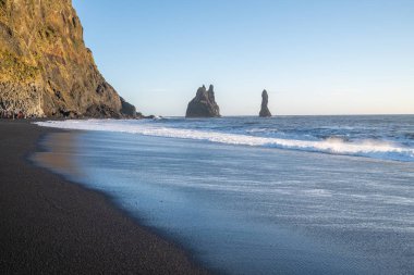 İzlanda 'da Altın Saat Yansımaları Kara Kum Sahili