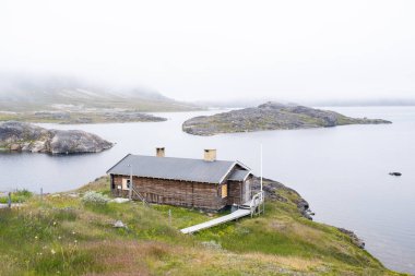 Yazın, Qaqortoq, Grönland 'da, Lake ve Rocky Hills ile Misty Arctic Manzarası