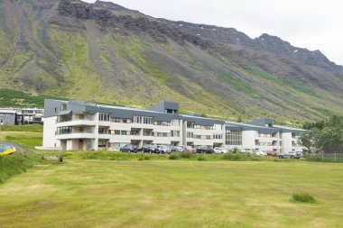 İzlanda, İzlanda, Temmuz 2024. Dağ zeminli Modern Daire Binası