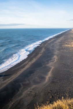 Dyrholaey İzlanda 'nın Kayalıklarından Sakin Kış Dalgaları