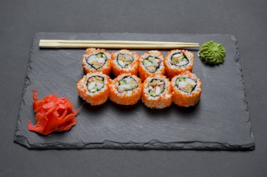 Farklı suşi dürümleri, peynirli suşi seti. Kaliforniya suşi dükkanları siyah tebeşir tahtasında servis edilir. Japon mutfağı kavramı.