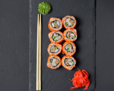 Farklı suşi dürümleri, peynirli suşi seti. Kaliforniya suşi dükkanları siyah tebeşir tahtasında servis edilir. Japon mutfağı kavramı.