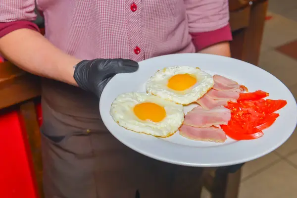 Petit Déjeuner Toasts Œufs Bacon Servi Dans Café Restaurant Serveur — Photo