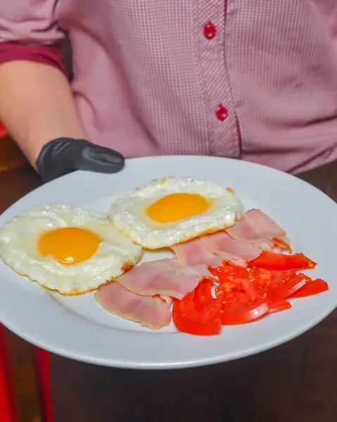 Śniadanie Tosty Jajka Bekon Podawany Kawiarni Lub Restauracji Kelner Serwujący — Zdjęcie stockowe