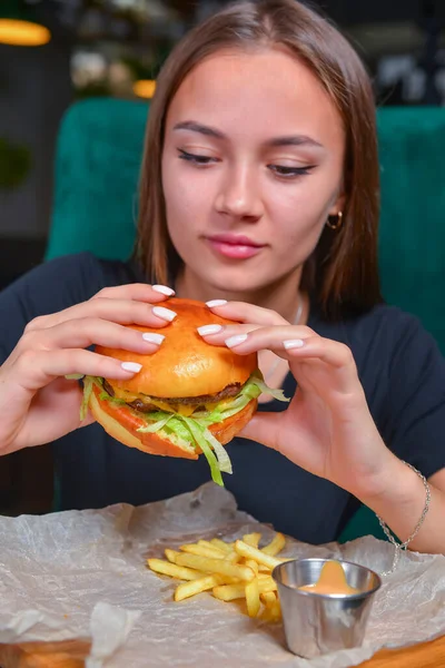 Kobieta Hamburgery Uśmiecha Się Frytek Piękna Biała Modelka Jedząca Hamburgera — Zdjęcie stockowe