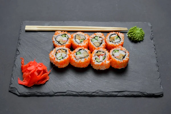 Farklı suşi dürümleri, peynirli suşi seti. Kaliforniya suşi dükkanları siyah tebeşir tahtasında servis edilir. Japon mutfağı kavramı.