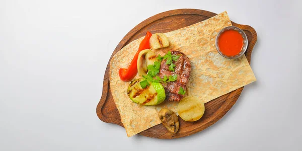 トルコとアラビアの伝統的なグリルステーキとラバシュパンとソースのグリル野菜は白い背景にサービスを提供しています グルジア料理の概念 — ストック写真