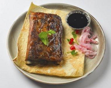 Beyaz arka planda servis edilen lahanalı ekmek ve soslu Türk ve Arap usulü ızgara biftek ve ızgara sebze. Gürcistan mutfağı kavramı.