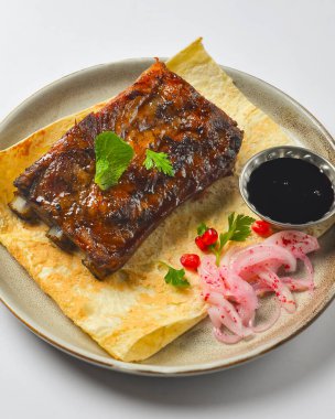 Beyaz arka planda servis edilen lahanalı ekmek ve soslu Türk ve Arap usulü ızgara biftek ve ızgara sebze. Gürcistan mutfağı kavramı.