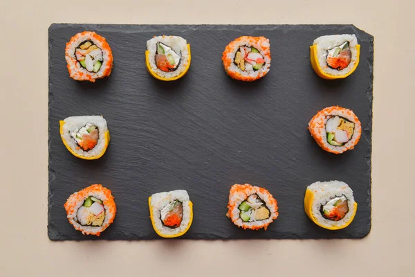 Różne Bułki Sushi Sushi Serze Kalifornijskie Sushi Filadelfii Serwowane Czarnej — Zdjęcie stockowe