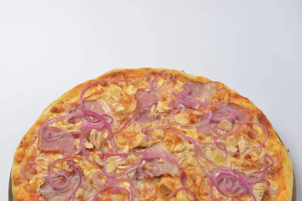 Pizza Com Carne Cebola Caramelizada Servida Uma Tábua Redonda Madeira — Fotografia de Stock