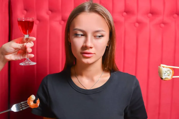 Elegir Concepto Comida Comer Fuera Restaurante Hermosa Joven Mujer Eligiendo —  Fotos de Stock