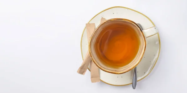 Beyaz Arka Planda Yeşil Çay Bardağı Soğuk Hava Için Sıcak — Stok fotoğraf