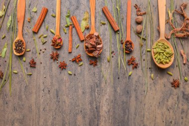 Sonbahar baharatları, sıcak şarap arka planı. Baharat içeriğinden dekoratif çerçeve - anason yıldızları, ahşap kırsal yüzeyde tarçın. Üst manzara, düz yatış. Boşluk afişini kopyala.