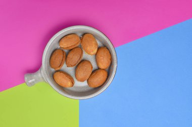 Lezzetli oryantal tatlılar. Kafkas leziz kilisesi kilisesi - Gürcü fındık ikramları, fındık kurabiyeleri ve meyveli dondurma. Tatlılarla çay zamanı. Geleneksel Gürcü mutfağı. Yeşil, pembe ve mavi arkaplanda